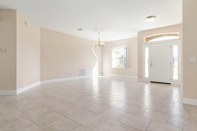 Photo - 4 Red Fox Pl