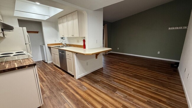 Photo - Well Maintained Top Floor 2 Bed/2 Bath Condo W/Garage Space. Call Today! Unit 1D