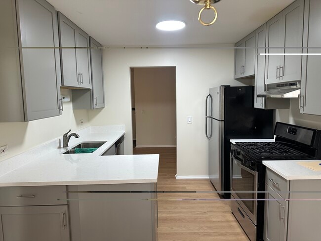 Building Photo - 1418 7 Pines Rd Unit D1