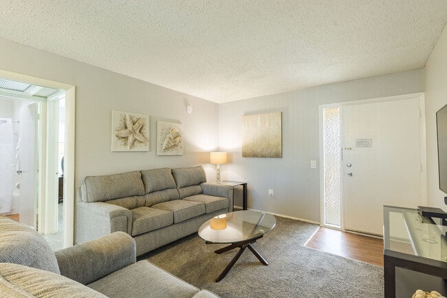 Photo - Imperial Palms Apartments