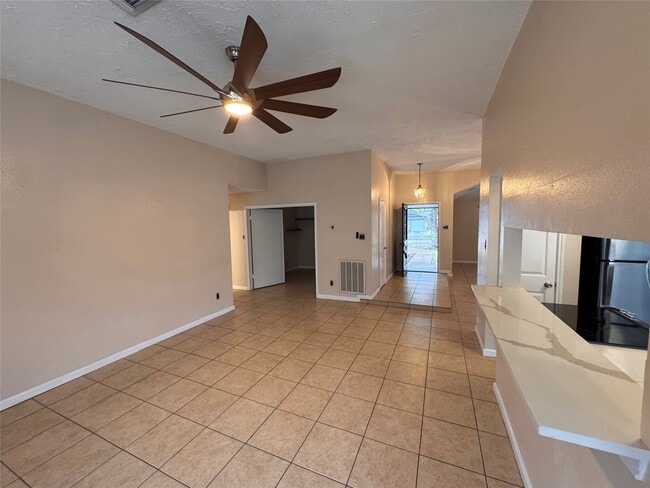 Building Photo - 2827 Parkwood Manor Dr