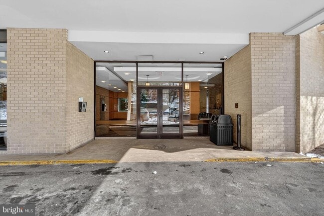 Building Photo - 307 Yoakum Pkwy Unit 920