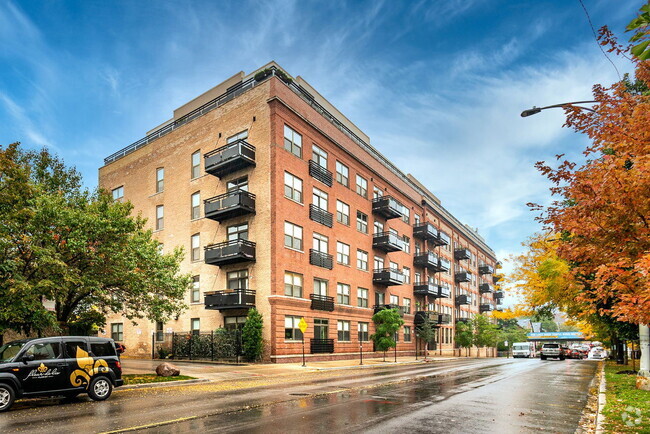 Building Photo - 1735 W Diversey Pkwy Unit 400 Rental