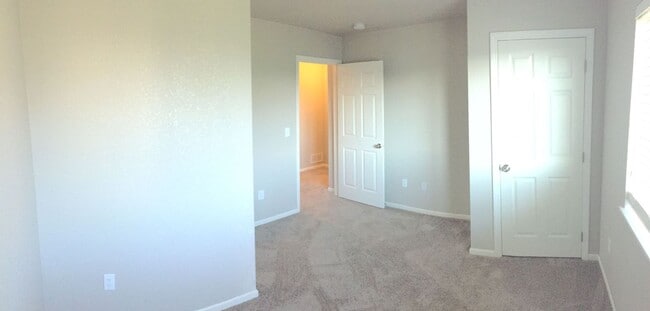 Building Photo - Spacious 3 bedroom, 3.5 bathroom Condo For Rent!