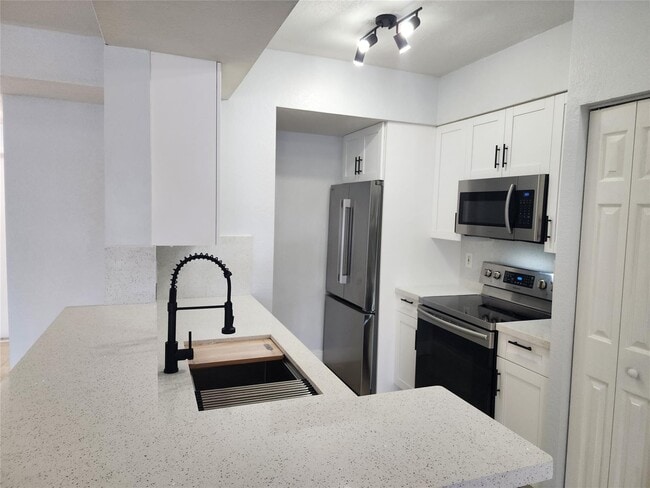 Building Photo - 2549 Centergate Dr