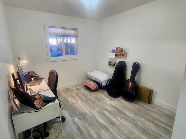 Photo - 48 Evansridge Cl NW