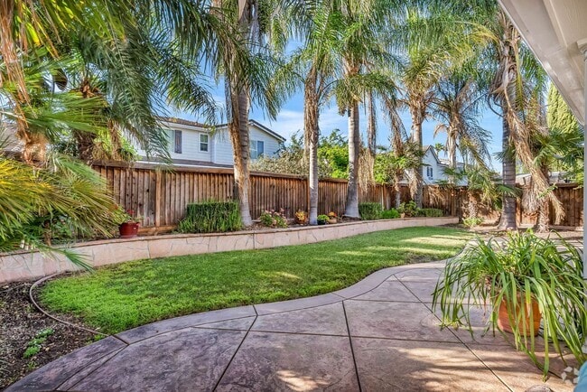 Building Photo - ELLEGANT 4 BEDROOM 3 BATHROOM HOME IN THE ...