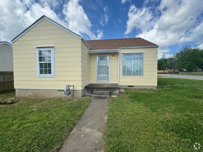 Building Photo - 2 bedroom 1 bathroom home Ready for move-i...