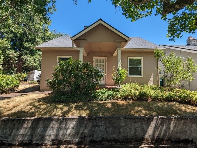 Building Photo - Nice 2 Bedroom, 1-Bath Bungalow Style Home!