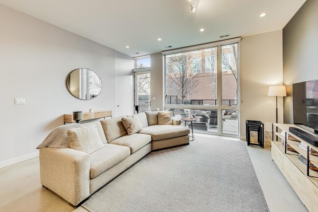 Photo - 4832 N Clark St