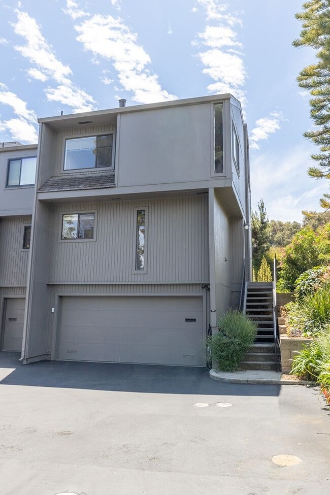 Building Photo - Beautiful End Unit Townhouse