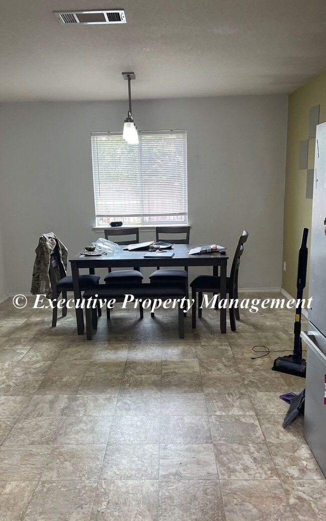 Photo - 208 Mesquite Cir