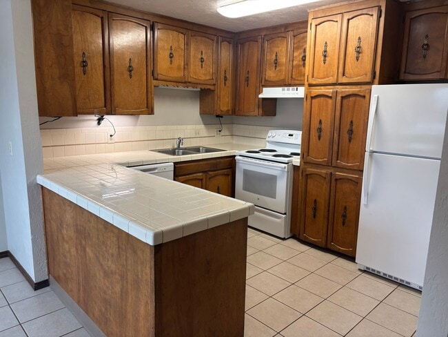 Photo - Cozy 3 Bedroom Duplex with Private Backyard Unit chic349- OR