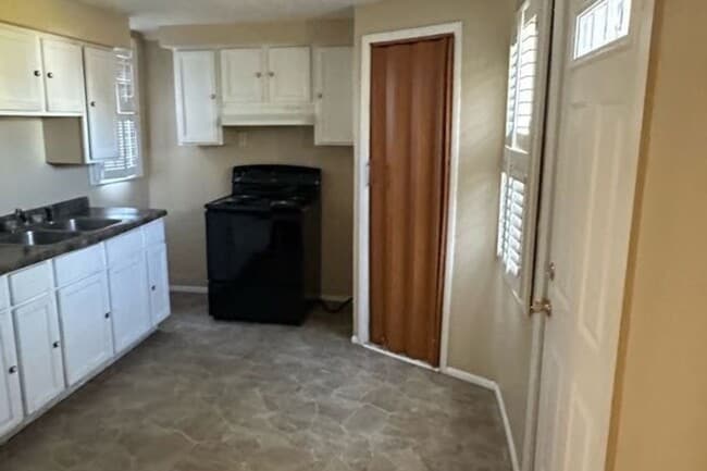 Photo - 1643 Columbia Ave