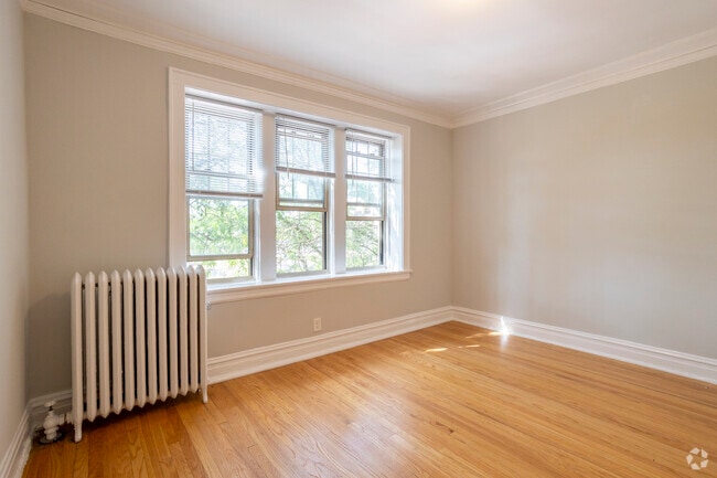 1 habitación, 1 baño, 475 pies cuadrados, sala de estar - 1000 - 1010 North Blvd