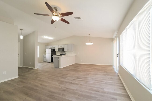 Photo - 802 E Roberts Ave