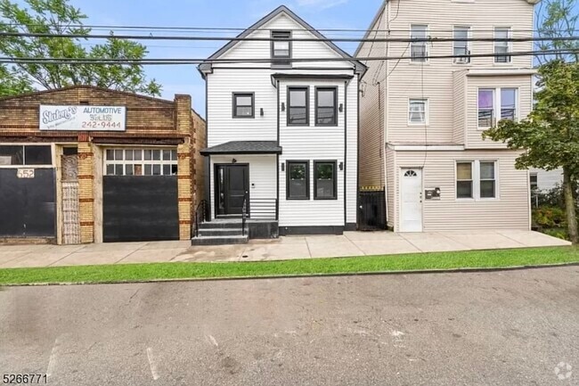 Building Photo - 654 S 12th St Unit 2nd Floor Rental