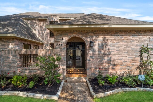 Photo - 3223 Country Club Blvd