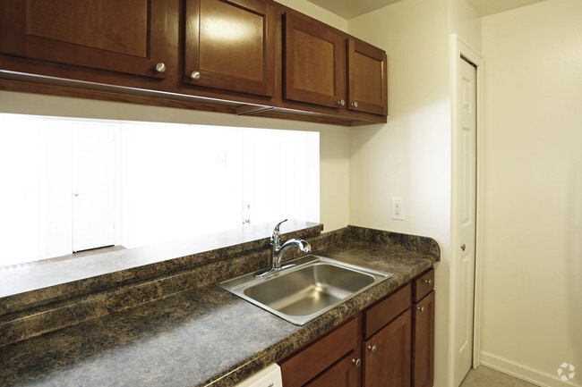 Cocina abre a la sala de estar - Warris Farms Apartments