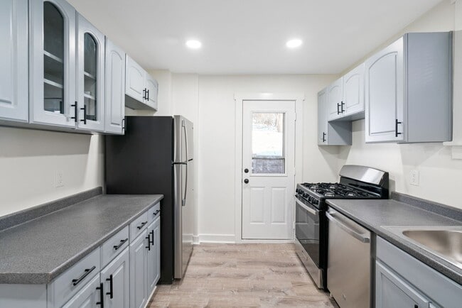 Building Photo - Stunning 4 bedroom home in Brookline available now!