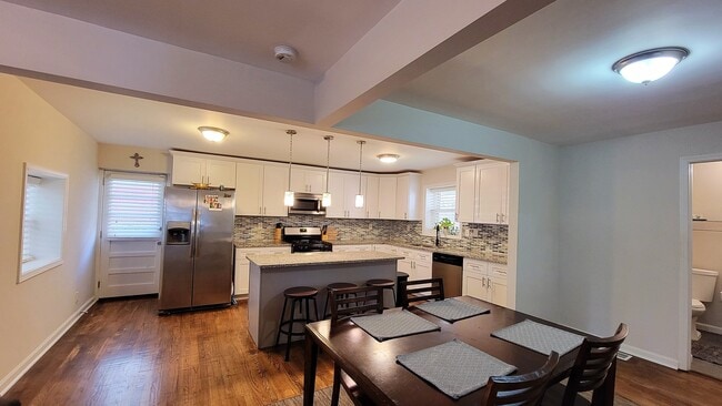 3010 Santa Monica Dr