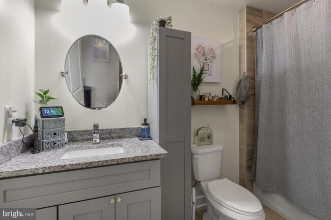 Building Photo - 2411 Kensington Ave Unit 403