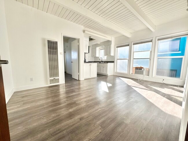 Building Photo - 6061 Franklin Ave Rental