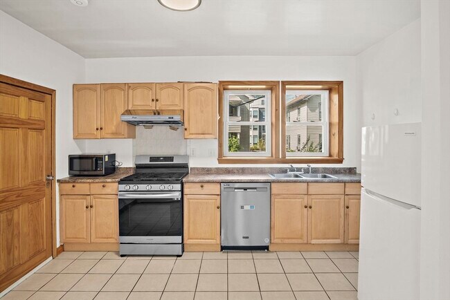 Building Photo - 62 Empire St Unit 1 Rental