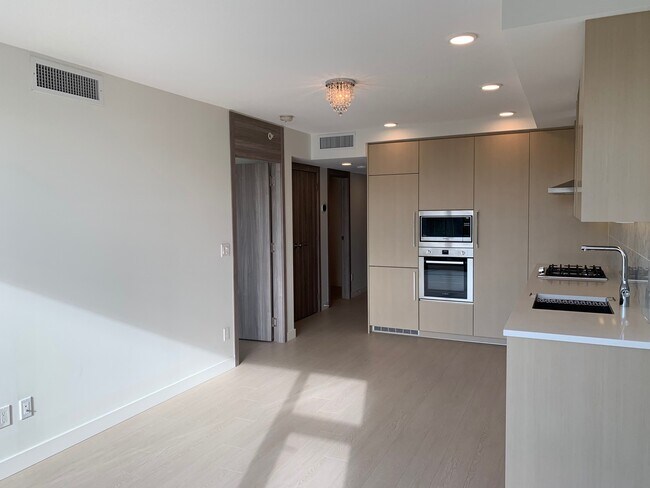 Photo - 708-8800 Hazelbridge Way Unité 708