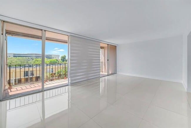 Building Photo - 9240 Fontainebleau Blvd Unit 9240 Fontainebleau Blvd # 505