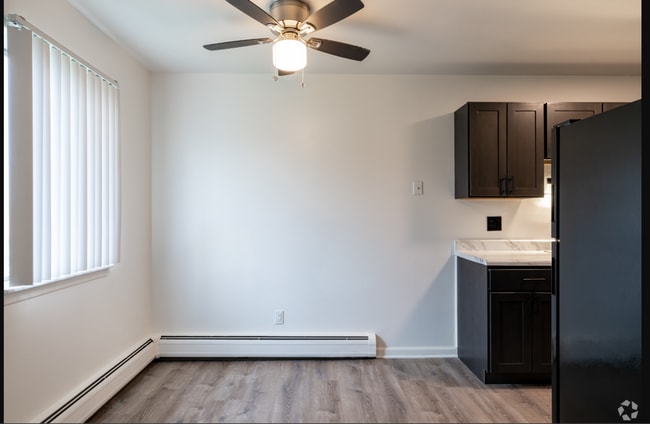 Photo - Warren Manor