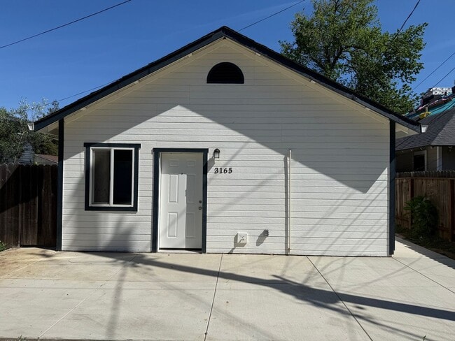 Building Photo - AVAILABLE NOW!  Newly Remodeled 1 bedroom, 1 bath in downtown area, won't last long!