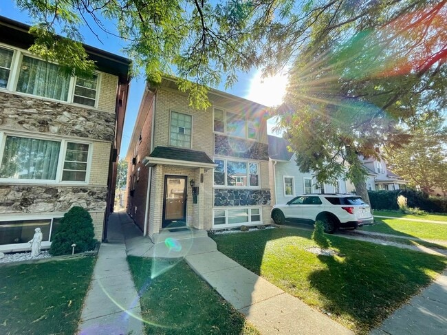 Photo - Freshly Renovated 3-Bed in Jefferson Park – In-Unit Laundry & Modern Upgrades! Unidad Apt #1