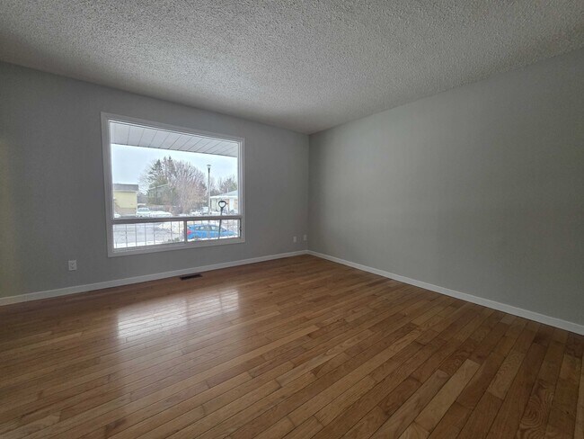 Photo - 745 Selkirk Rd