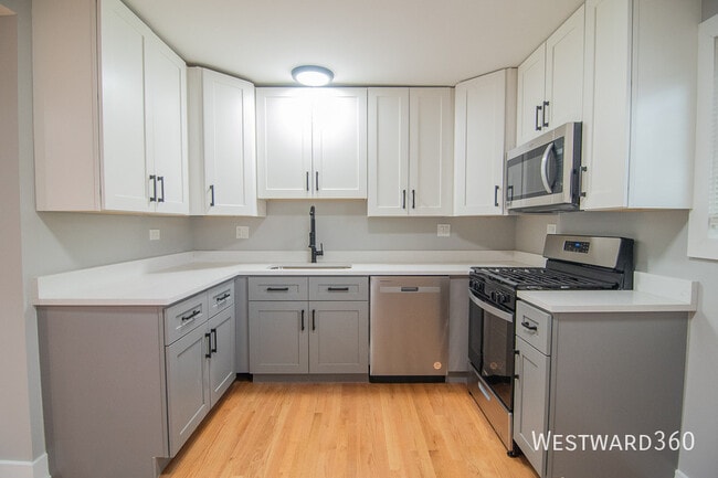 Building Photo - 6141 N Hermitage Ave Unit GA