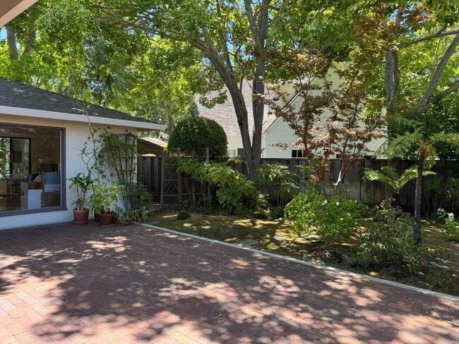 Building Photo - 773 W Greenwich Pl Rental