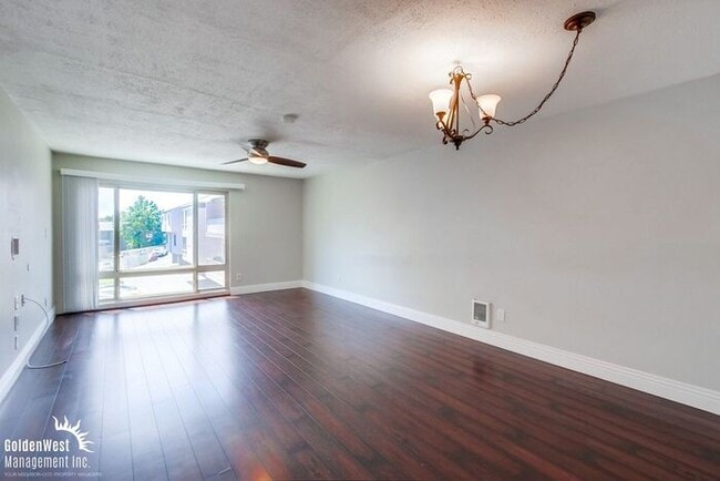 Stylish 2Bdm 1Ba Condo in Gated Clairemont Mesa Community!