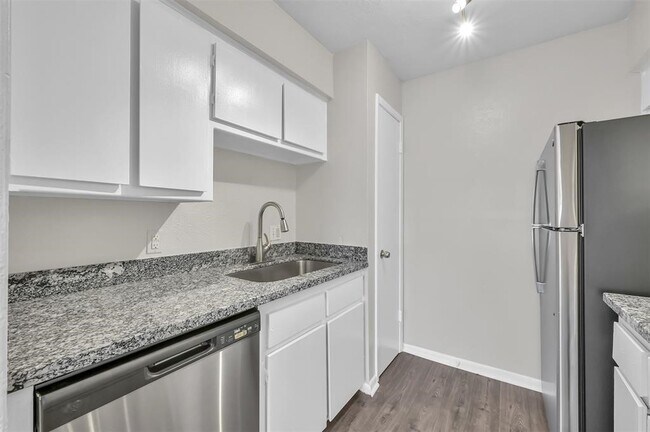 Photo - 900 Holly Dr