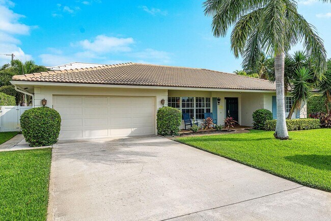 Photo - 899 Barcelona Dr