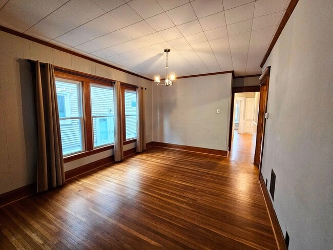 255 Woodside Ave Unit Lower Unit