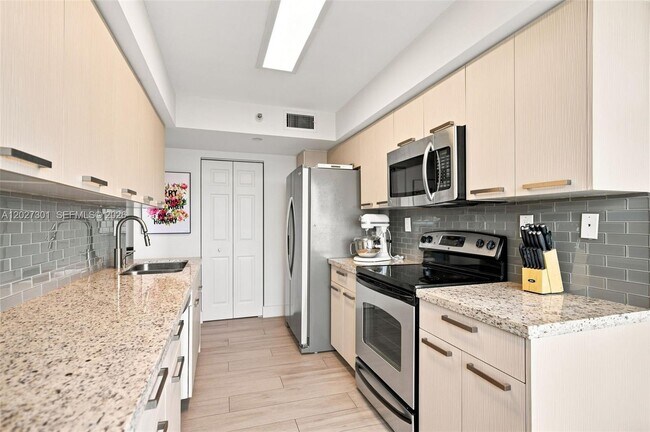 Photo - 3500 Mystic Pointe Dr Unidad 2003