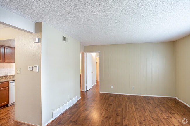2BR,1BA-860SF-Hardwood & Carpet Floors Available