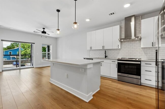 Building Photo - 3101 Govalle Ave Unit 212