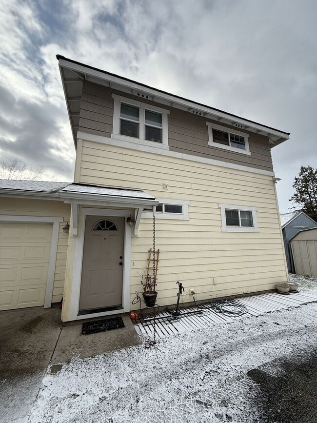 Building Photo - 2 Bed/1.5 Bath Triplex with Attached Garage - Emerson Ave Unit 3