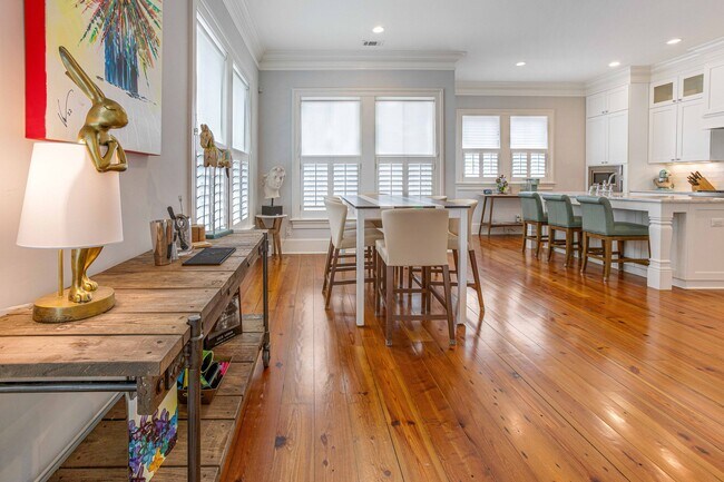 Photo - 911 Barnard St