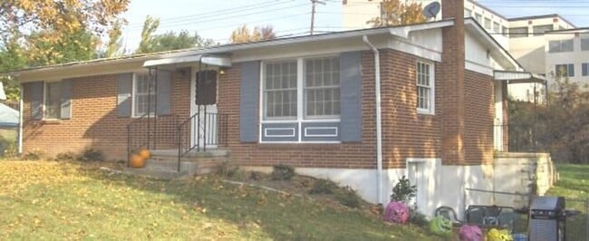 Building Photo - 3 Bedroom 1.5 Bath House