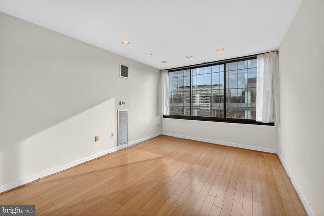 Photo - 1301 20th St NW Unidad 1003