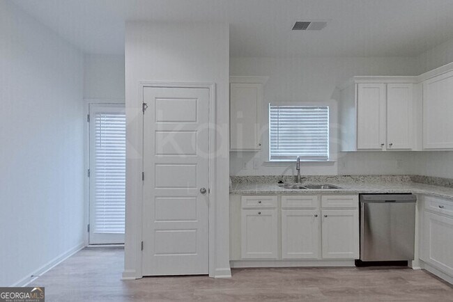 Photo - 130 English Oak Ln