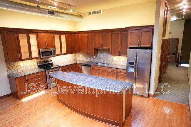 Photo - 208 E 4th St