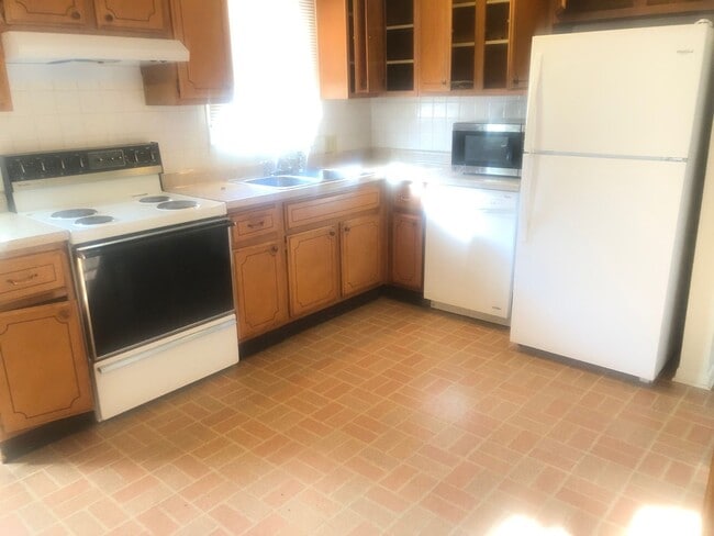 Photo - Extremely sharp, clean and roomy 2 BR Duplex in great location in Normal